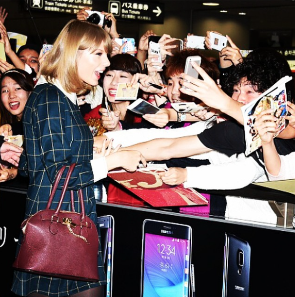 Taylor Swift Helps Lucky Fan With Student Loans